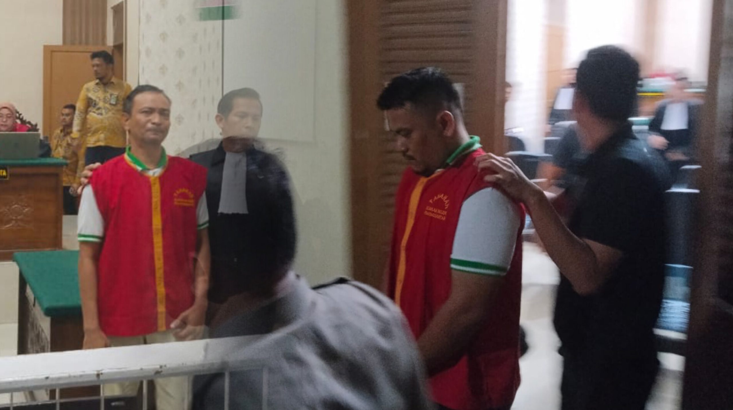 Bripka Hendra Purba (kanan) dan Jeffri Siregar. (foto: sinata/hendri)