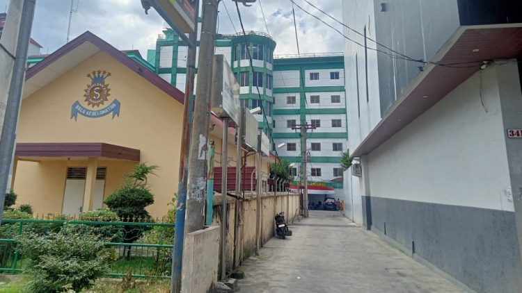 RS Vita Insani manfaatkan drainase menjadi akses pintu masuk. (foto: sinata/hendri)