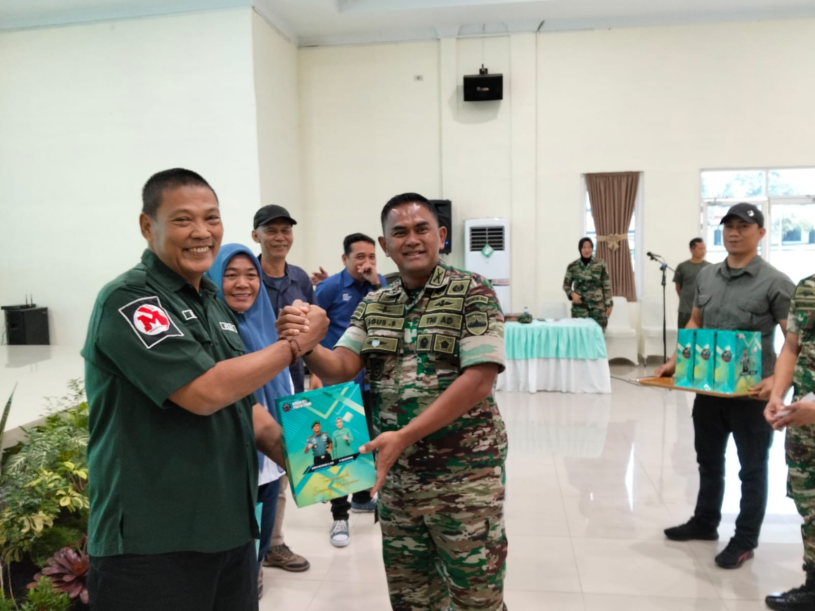 Salam komando Danrem Pantai Timur dengan salah satu wartawan. (foto: sinata/sawal)