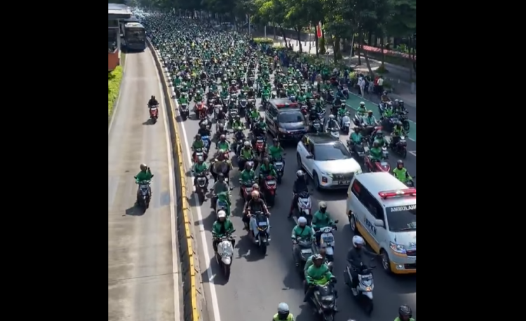 Lautan ojol menghantarkan jenazah Affan ke pemakaman. (ist)