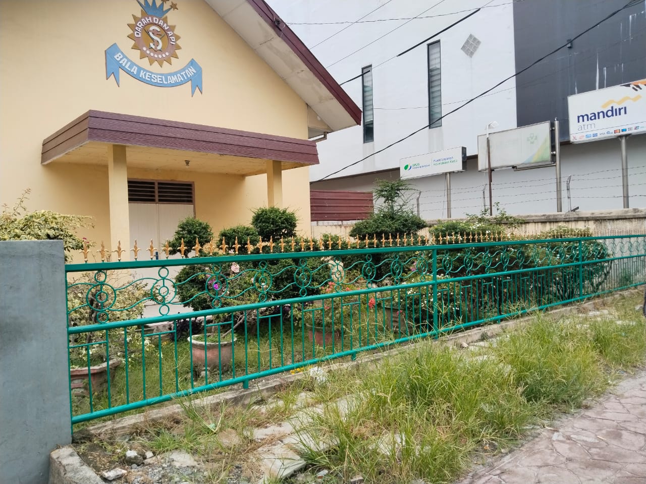 Rumpur liar menjulang tinggi di depan Gereja Bala Keselamatan Jalan Merdeka. (foto: sinata/hendri)