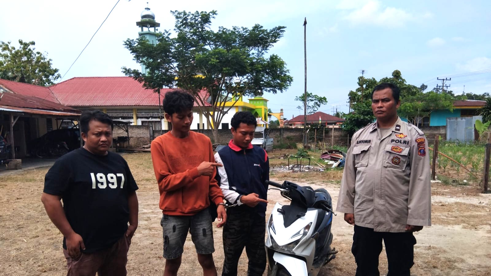Dua tersangka curanmor menunjukkan barang bukti curian. ist