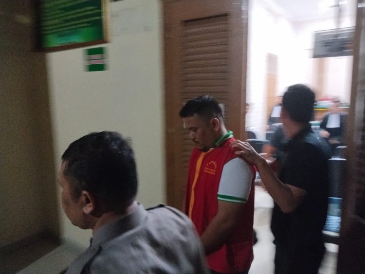Terdakwa Bripka Hendra Purba meninggalkan ruang sidang. (foto: sinata/hendri)