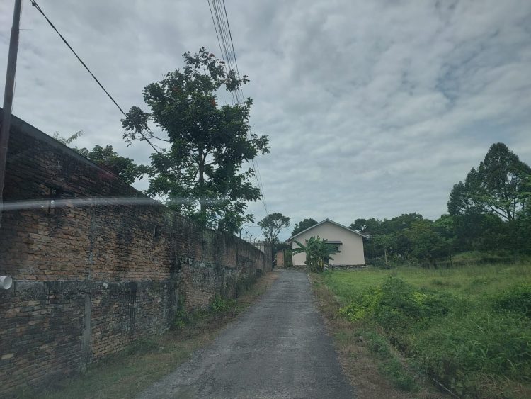 Akses jalan yang  tengah menjadi persoalan. (Foto: sinata)
