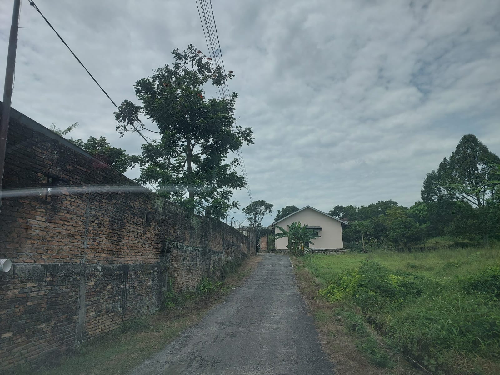 Akses jalan yang  tengah menjadi persoalan. (Foto: sinata)