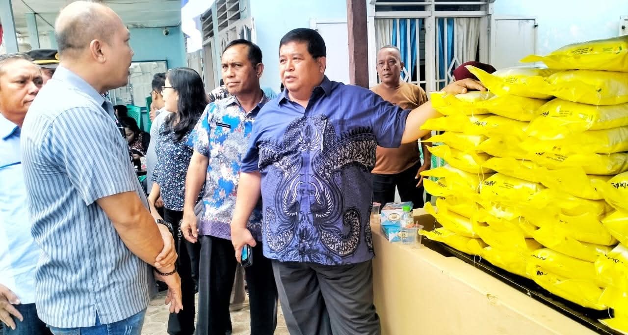 Pasar murah untuk menekan kenaikan harga sembako di Simalungun. (foto: ist)