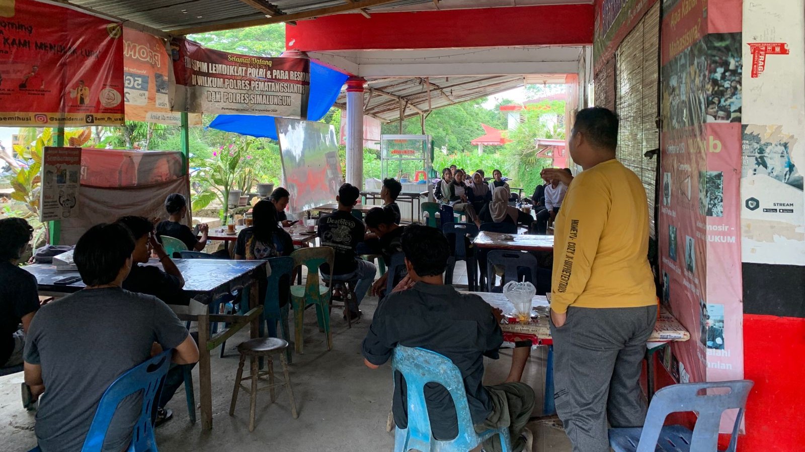 Elemen mahasiswa dan masyarakat matangkan aksi persiapan turun ke jalan. (foto: sinata/hendri))
