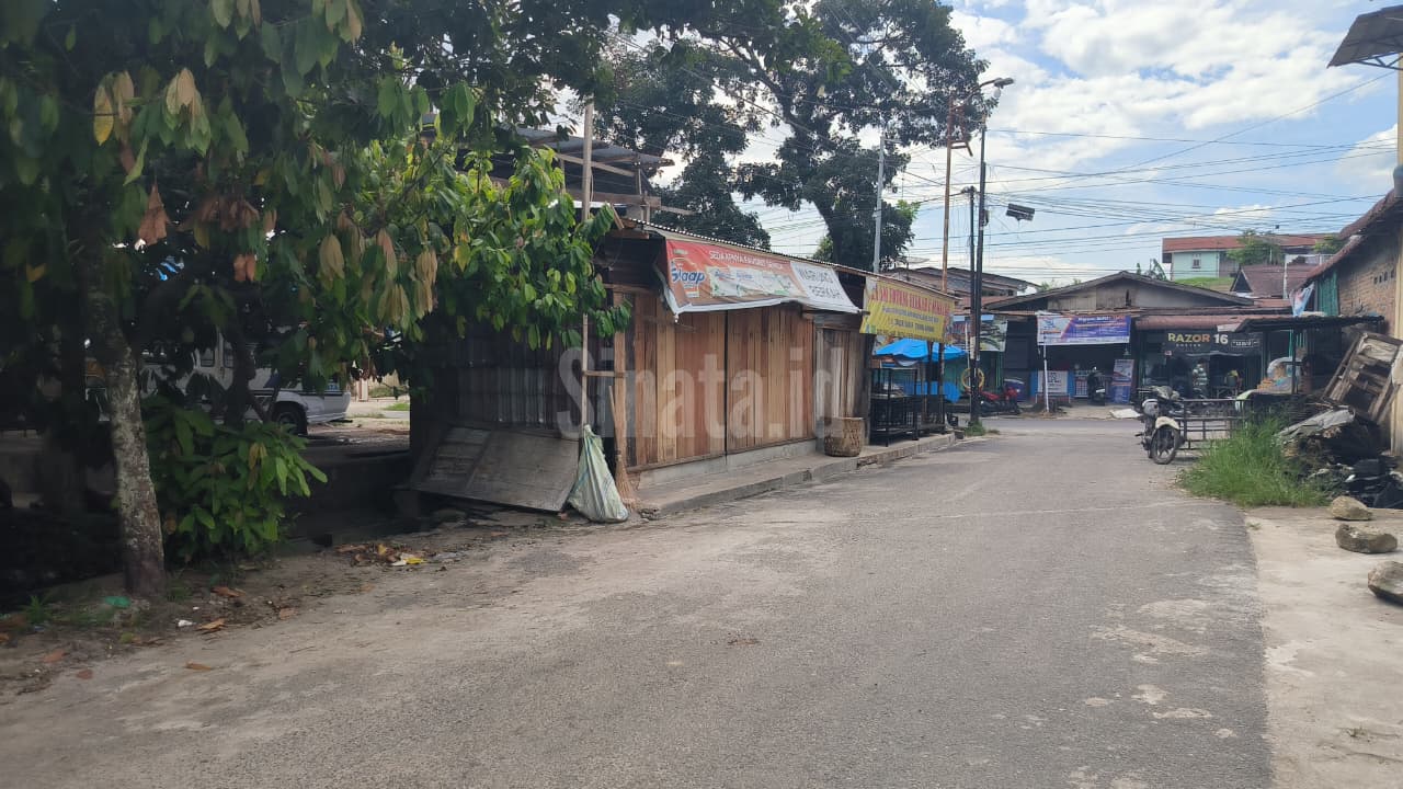 Bangunan di atas parit tak kunjung ditertibkan Satpol PP. (foto: sinata)