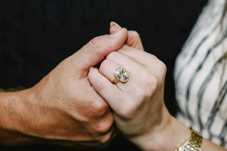 Taylor Swift Resmi Bertunangan dengan Travis Kelce Taylor Swift Resmi Bertunangan dengan Travis Kelce