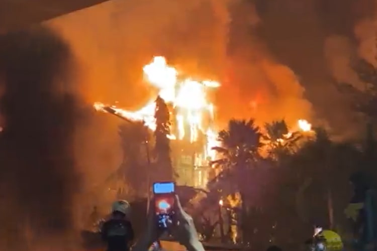 Kericuhan memuncak, Gedung DPRD Makassar terbakar setelah massa demonstrasi menguasai lokasi. Tiga staf terluka, situasi kota mencekam.