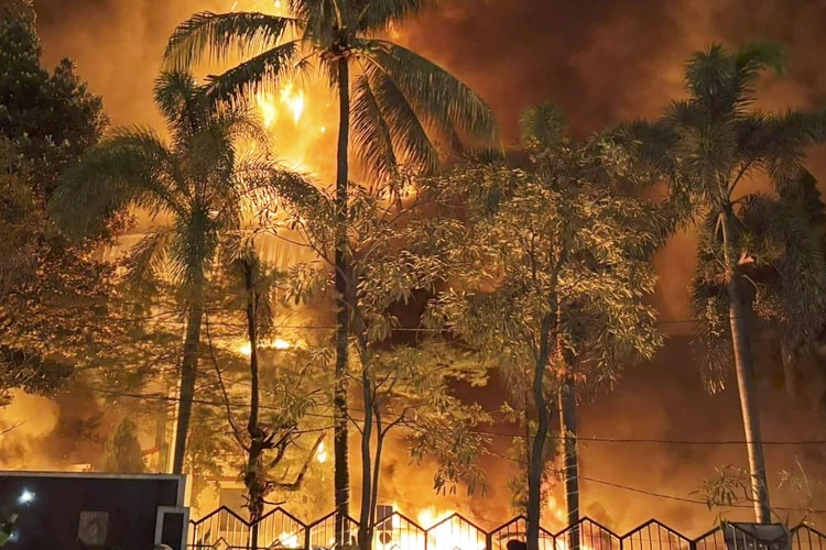Gedung DPRD Makassar Dibakar Massa