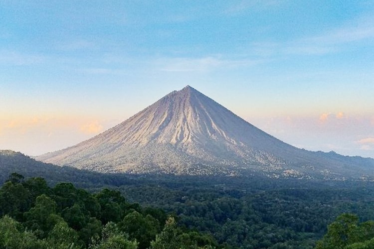 Gunung Inerie, Sang “Ibu Jelita” Penjaga Flores yang Menantang Pendaki