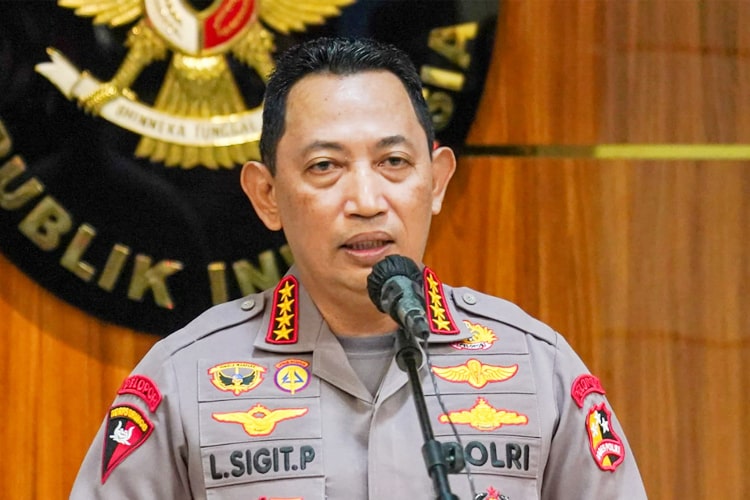 Kapolri Jenderal Listyo Sigit menegaskan instruksi tindakan tegas jika Mako Brimob diserang. Ia siap bertanggung jawab penuh, bahkan dicopot.