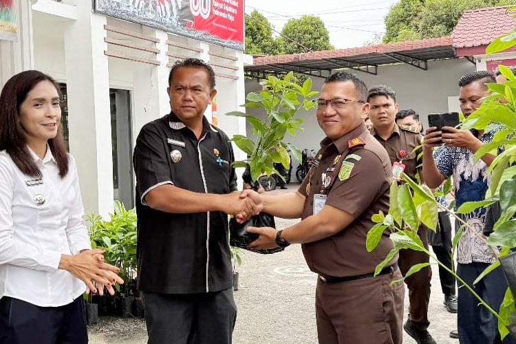 Kejari Toba Salurkan 2.000 Bibit Alpukat dan Durian ke Lima Kecamatan
