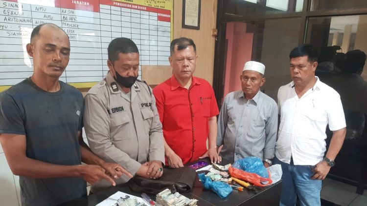Pelaku (paling kiri) menunjukkan baranag bukti perkaranya. ist