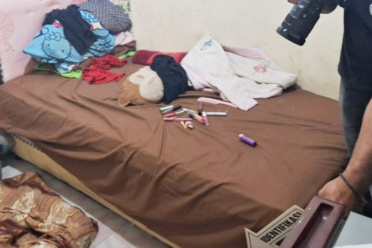 Kasus pembunuhan di Binjai, seorang perempuan ditemukan tewas di kamar kos, diduga dibunuh pacar karena sakit hati dihina miskin.