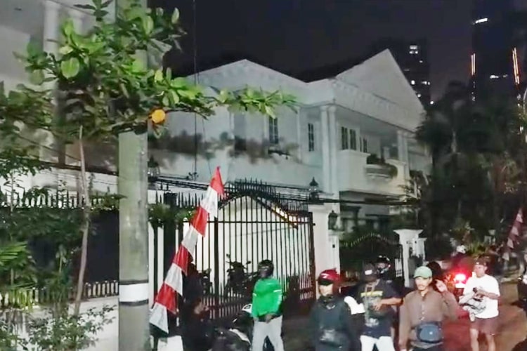 Rumah Eko Patrio di Kuningan, Jakarta Selatan, dijarah massa. Sejumlah barang mewah anggota DPR RI ini raib, polisi pastikan situasi kondusif.
