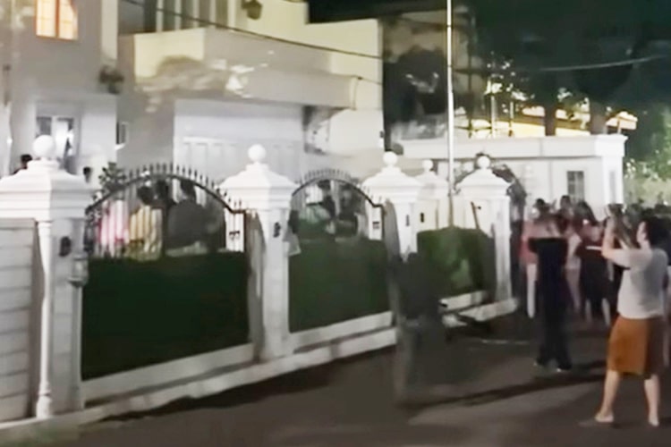 Rumah Uya Kuya digeruduk massa pada Sabtu malam, usai insiden serupa menimpa kediaman Eko Patrio dan Ahmad Sahroni.
