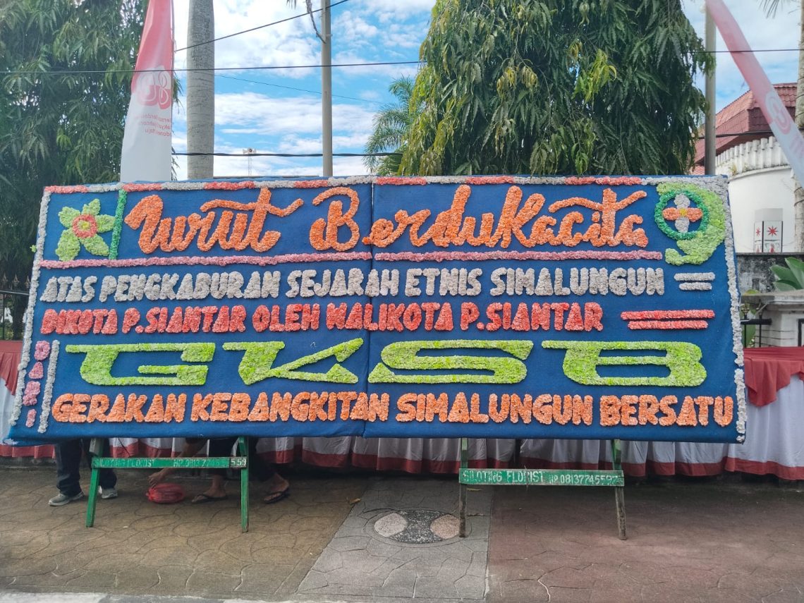 GKSB Sampaikan Kekecewaan pada Walikota Siantar lewat Papan Bunga. (foto: sinata/hendri)