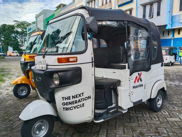 transportasi baru bajaj mengaspal di pematangsiantar. (foto: sinata/hendri)