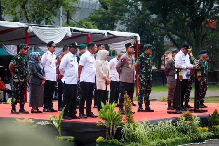 28 ton beras disebar buat warga medan dan deli serdang 485 personel gabungan tni, polri, dan satpol pp membagikan 28 ton beras secara door to door kepada masyarakat di medan dan deliserdang. ist