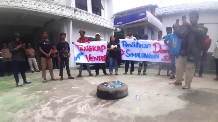 mahasiswa unras di kantor kejari simalungun desak usut korupsi pengadaan seragam sekolah. (foto: sinata/bismar)