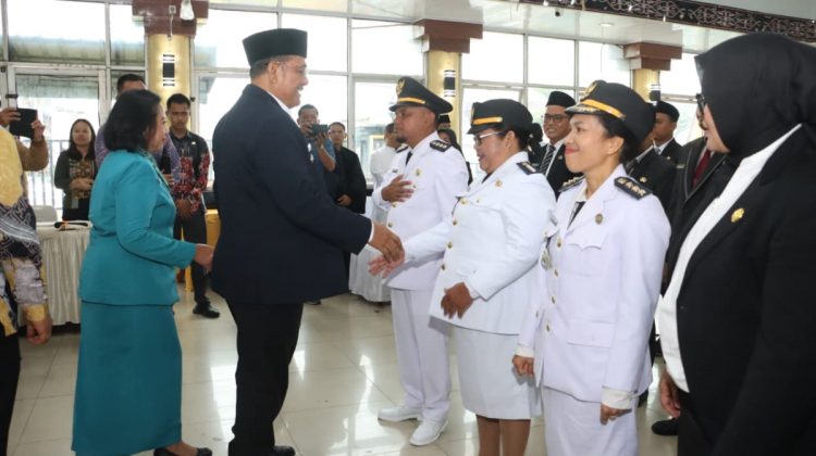 bupati dairi vickner sinaga mengambil sumpah jabatan sejumlah asn di lingkungan pemkab dairi pada kamis (25/9/2025). bupati menekankan agar mereka tulus melayani masyarakat.
