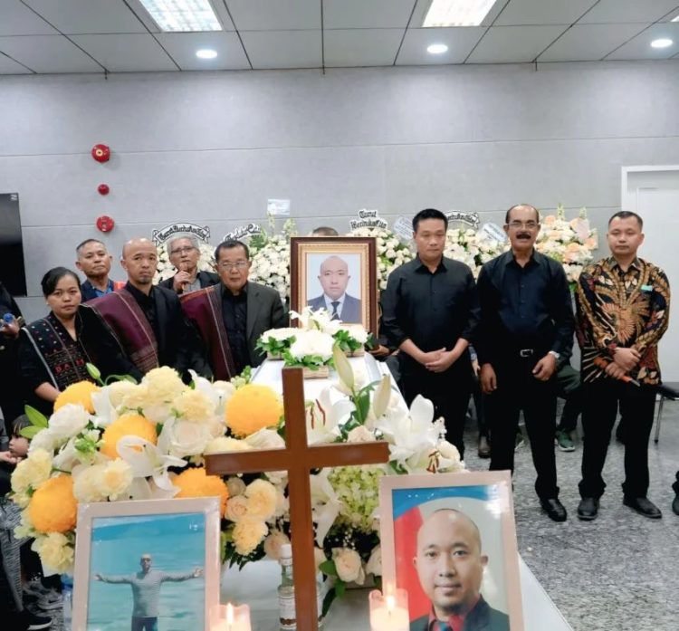 Bupati humbang hasundutan melayat ke rumah duka zetro purba bupati humbang hasundutan melayat ke rumah duka zetro leonardo purba, staf kbri di peru, yang tewas akibat penembakan.