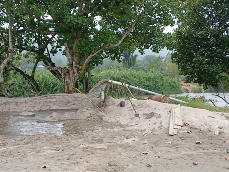 Penambangan pasir ilegal masif di sungai situmandi dan sigeaon, infrastruktur rusak parah aktivitas tambang pasir ilegal di sungai situmandi dan sigeaon terus berlangsung meski berdampak pada jalan, jembatan, dan irigasi sawah di tapanuli utara.