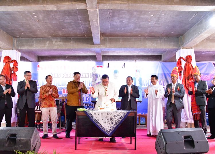 Bupati Vandiko dan Uskup Agung Medan Resmikan Gereja Katolik Kristus Raja Sangkal di Samosir