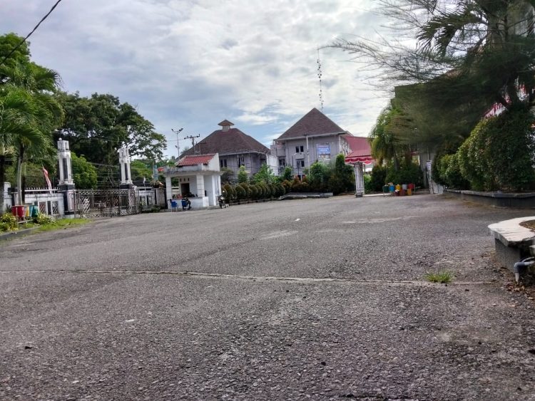 Halaman kantor DPRD Pematangsiantar bersih dari kendaraan pejabat. (foto: sinata/hendri)