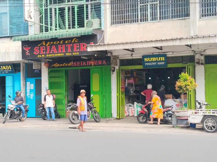 Toko di Jalan Sutomo Buka Pintu Setengah Antisipasi Kerusuhan Aksi