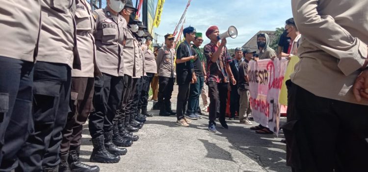 Demonstran Tiba di Polres dan DPRD Pematangsiantar
