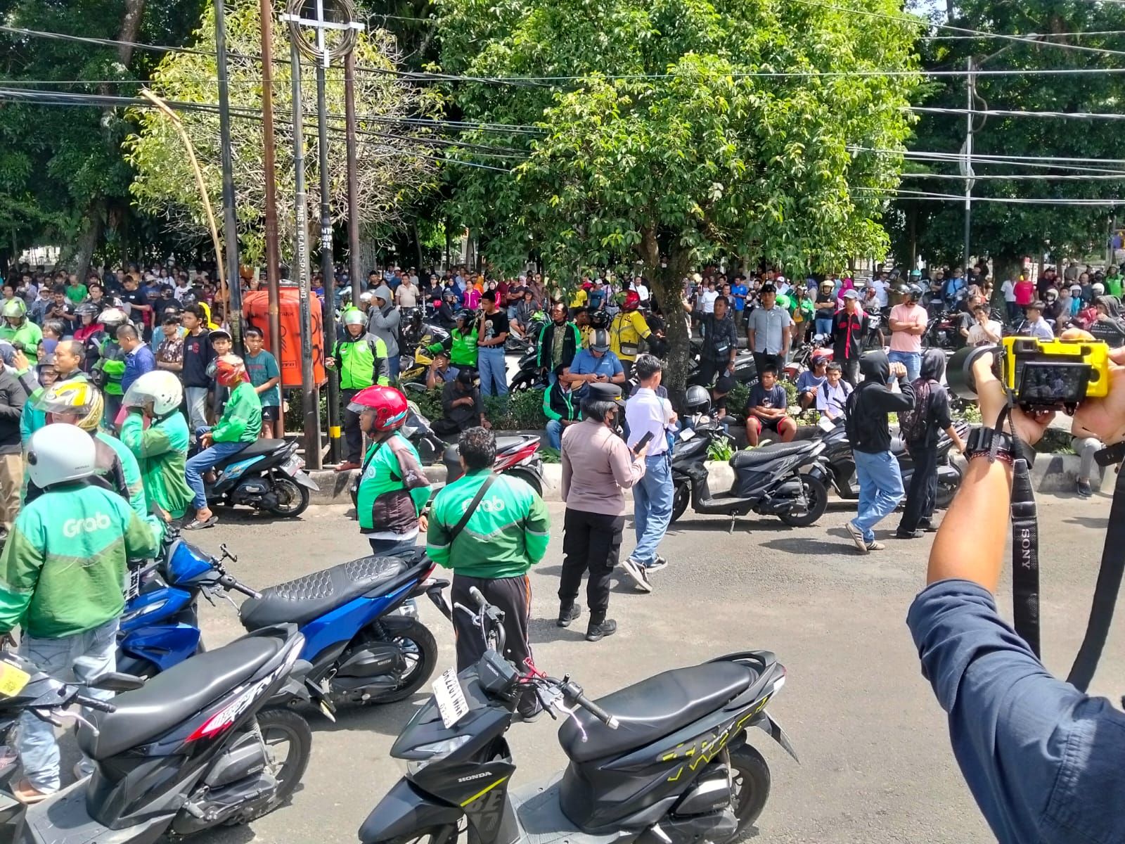 Demonstran Tiba di Polres dan DPRD Pematangsiantar Demonstran Tiba di Polres dan DPRD Pematangsiantar