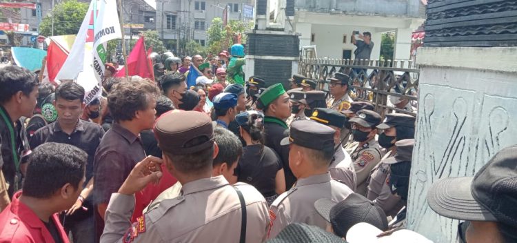 Demo di DPRD Siantar, Massa Desak Aparat Buka Pintu Gerbang