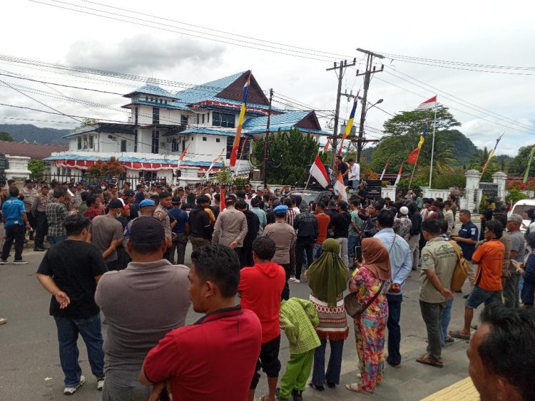 Gerakan Pemuda dan Masyarakat Tapteng Bersatu Gelar Aksi di Kantor DPRD. (Sid/NewTapanuli)