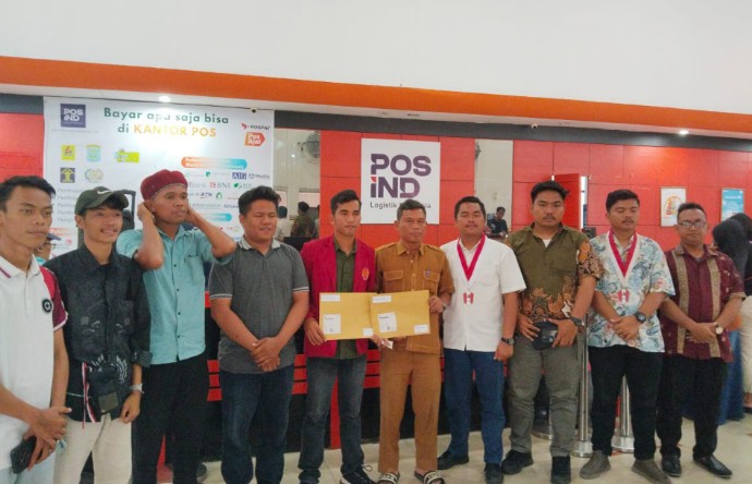Perwakilan Cipayung Plus berfoto bersama dengan Sekretaris DPRD Pematangsiantar
