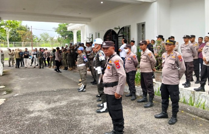 Personil Polri, TNI dan Sat Pol PP kawal unjuk rasa di Kantor Bupati Simalungun