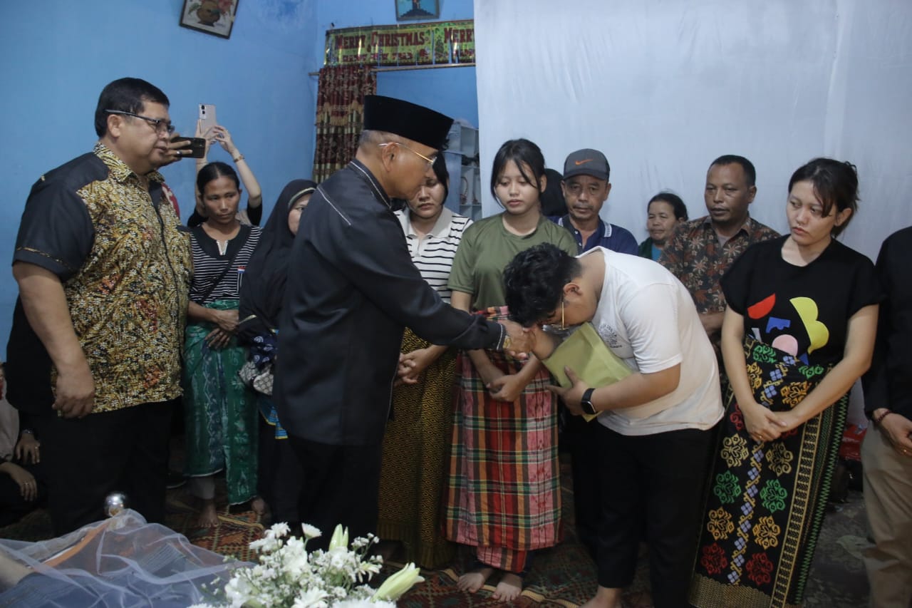 Bupati Simalungun Melayat ke Rumah Duka Alm. Jerdiaman Saragih