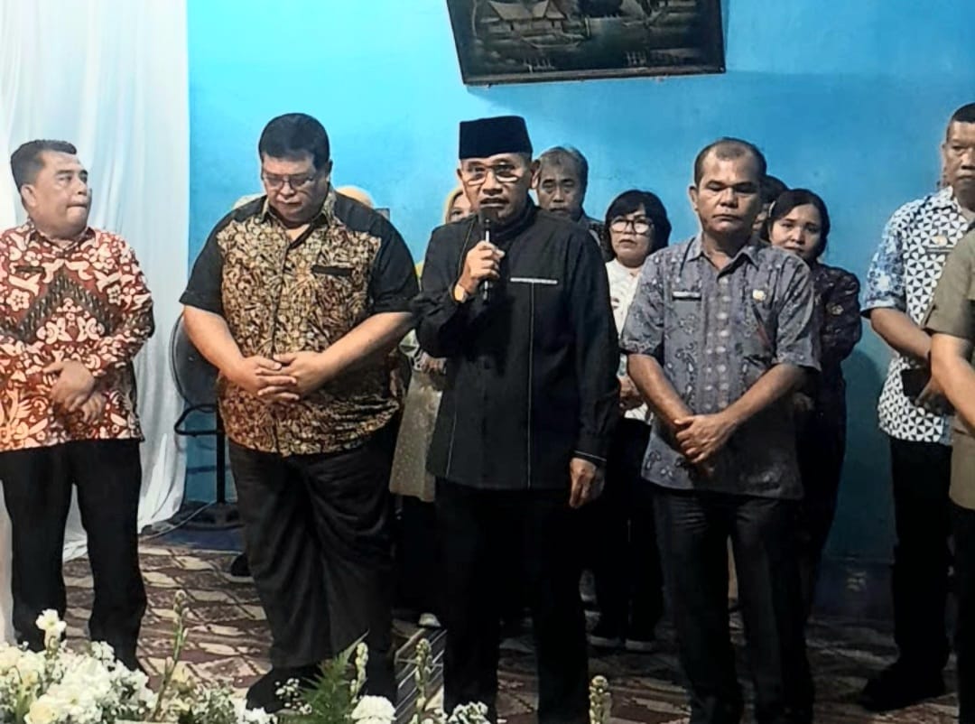 Bupati Simalungun Dr. H. Anton Achmad Saragih bersama rombongan melayat ke rumah duka almarhum Jerdiaman Saragih SPd, di Jalan Sisingamangaraja, Kelurahan Bane, Kecamatan Siantar Utara, Kota Pematangsiantar, Rabu (3/9/2025).