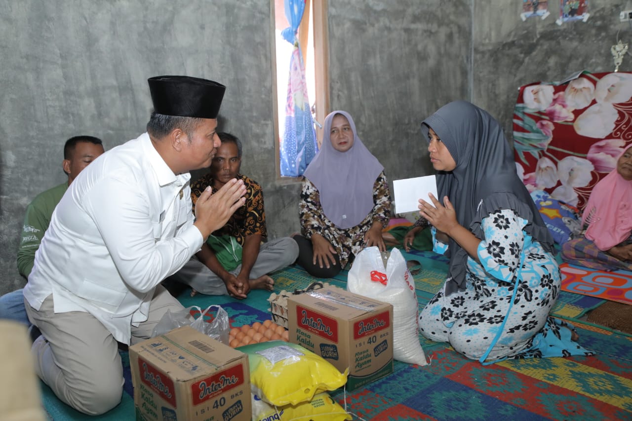 wakil bupati asahan rianto kunjungi lokasi longsor tambang batu padas yang menewaskan tiga pekerja. polres lakukan penyelidikan.