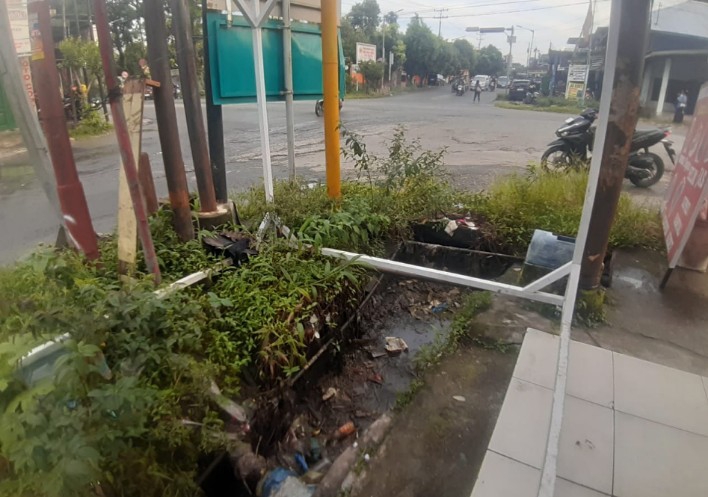 air tak mengalir dan bau, warga keluhkan drainase di jalan sm raja
