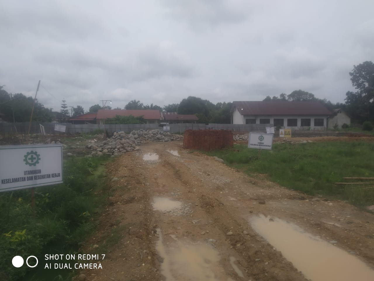 proyek revitalisasi smkn 1 pante bidari aceh timur menuai sorotan. kepala sekolah diduga menghindari wartawan, appi aceh minta dinas terkait bertindak tegas.