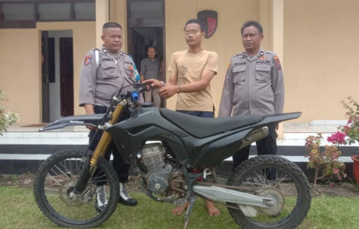 tersangka diantara dua anggota polri, bersama barang bukti sepeda motor