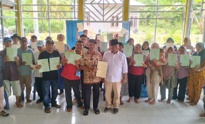 amri saragih foto bersama warga penerima shm