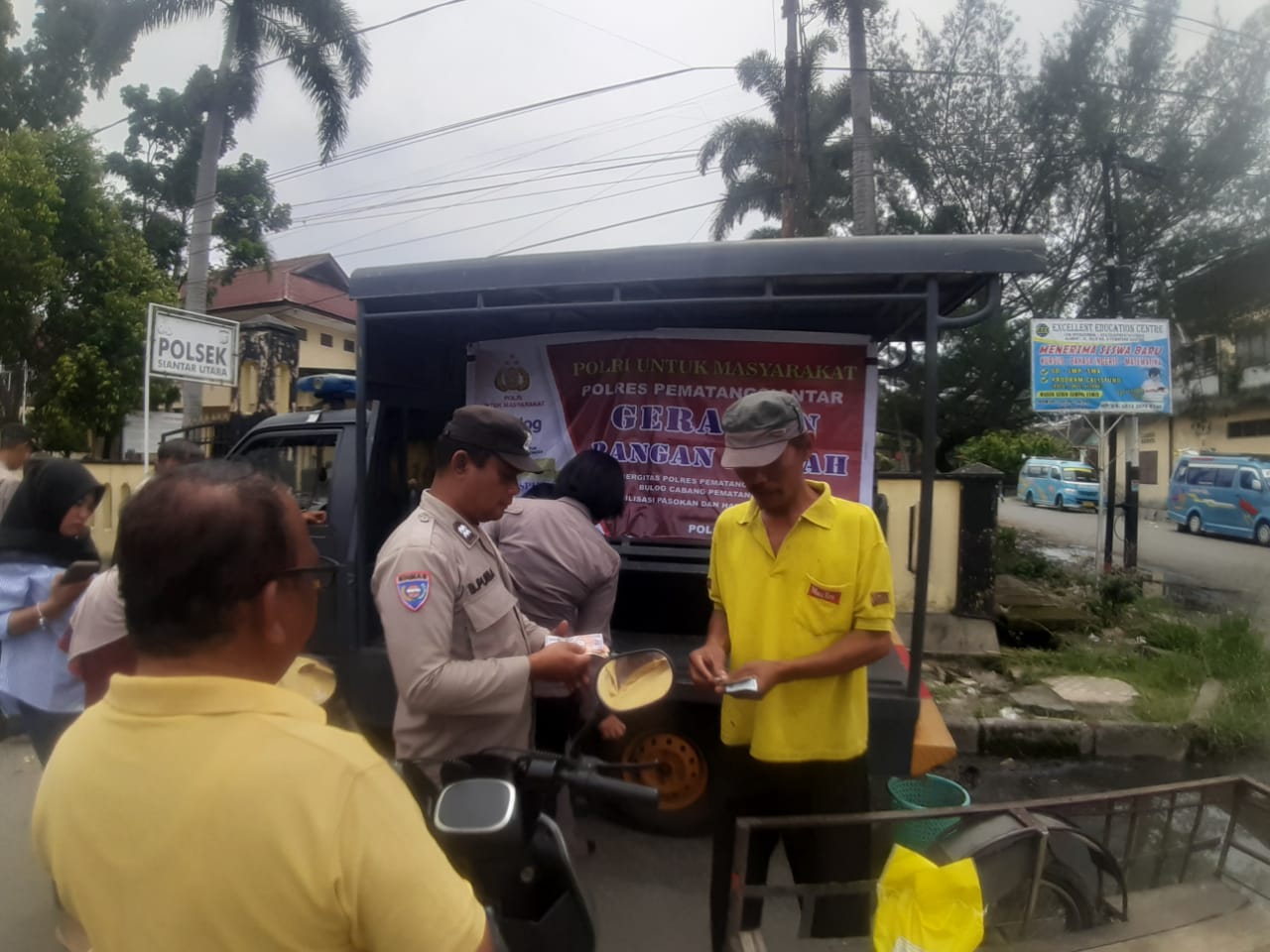 polisi jual beras murah dikira bagi-bagi gratis