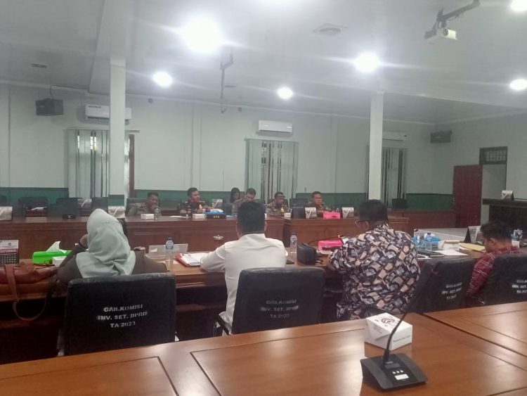 Satpol pp disebut tak tegas, dprd ungkit pkl jadikan jalan umum lapak dagang rapat komisi i dprd dan satpol pp pematangsiantar. (foto: sinata/roy)