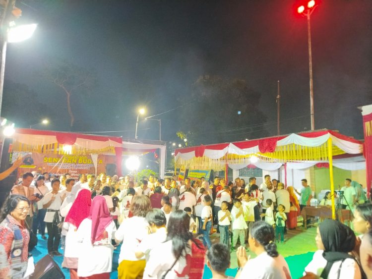pagelaran seni budaya dilaksanakan di tugu sang naualuh. (foto: sinata/hendri)