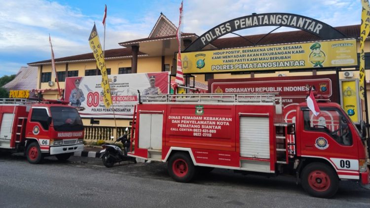 Dua unit pemadam kebakaran terparkir di depan Polres Pematangsiantar. (foto: sinata/hendri)
