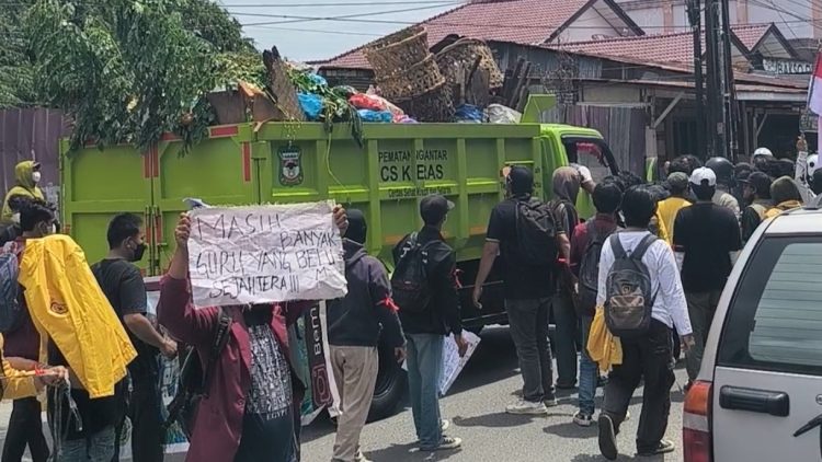 Mahasiswa Hadang Truk Sampah untuk Dibawa ke Gedung DPRD Siantar